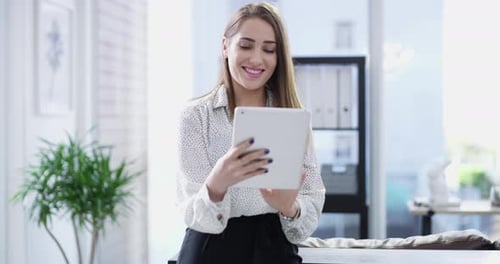 4k-Videomaterial einer jungen Geschäftsfrau mit einem digitalen Tablet in einem modernen Büro