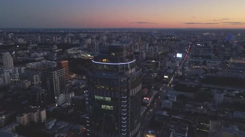 Vista aérea noturna do centro de Ecaterimburgo, metrópole, metrópole de Ecaterimburgo, mistura de arranha-céus