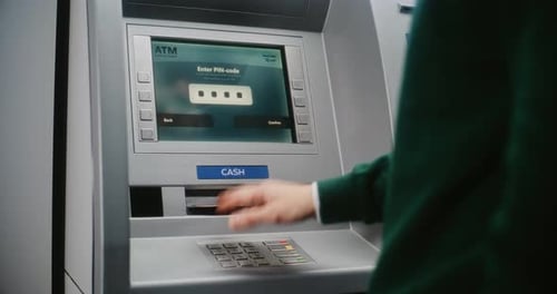 ATM-Benutzer, der den PIN-Code auf der ATM-Tastatur eingibt, storniert die Transaktion aufgrund eines gesperrten Bankkontos