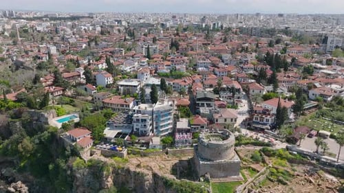 Luftaufnahmen der Altstadt mit antiken Monumenten und Häusern mit Ziegeldächern Stadtbild von