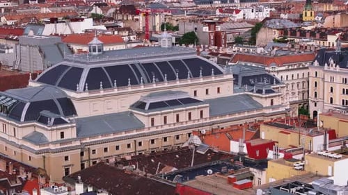 Gran edificio histórico de la Ópera Estatal de Hungría con majestuoso techo y terraza mirador que lo rodea