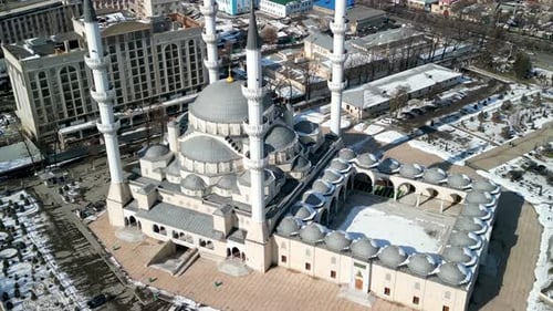 Imam Sarahsi Zentralmoschee in Bischkek, Zoom-in-Rotationsaufnahme mit Drohne