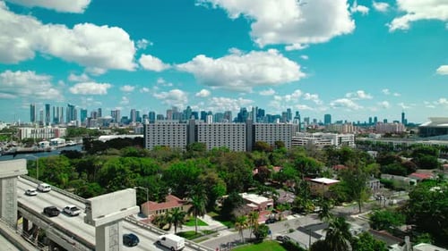 Pylônes de pont en construction avec le centre-ville de Miami en arrière-plan. Floride, États-Unis