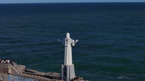 La statue du Christ Rédempteur se dresse sur la rive de Mar Del Plata, mettant en valeur l'emblème de l'Amérique du Sud