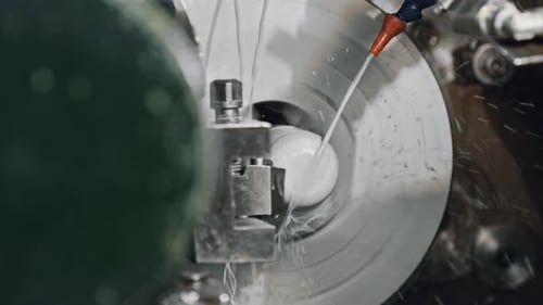 Torneado de tornos de metalurgia con precisión y rociado de refrigerante