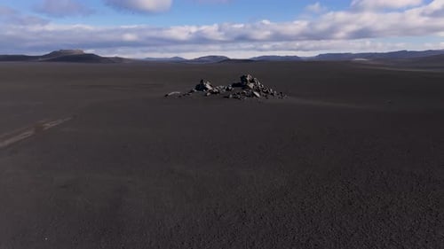 Luftaufnahme der Vulkanlandschaft und der Felsen, Island.