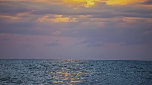 Vue statique du mouvement de nuages blancs avec les rayons du soleil qui les traversent en timelapse. Belle clo blanche