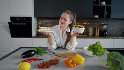 женщина на диете выбирает полезные продукты