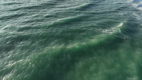 Olas marinas con espuma cerca de la costa
