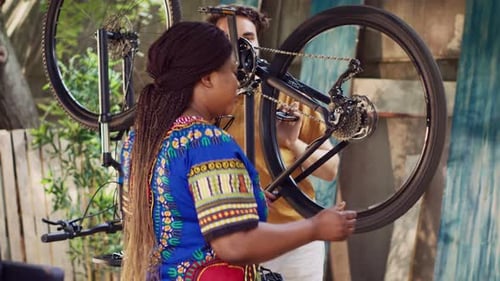 Paar führt Fahrradwartung durch