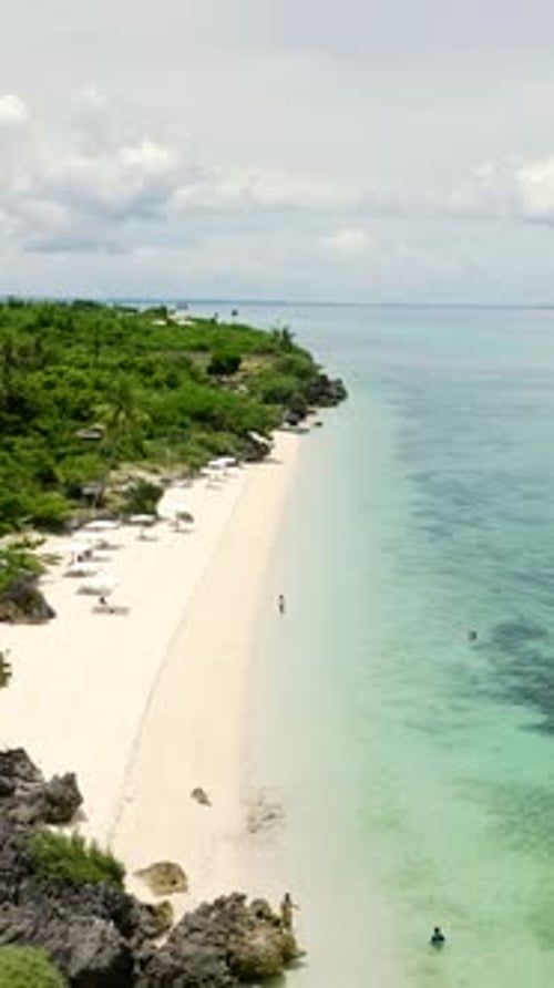Paisagem tropical com uma bela praia