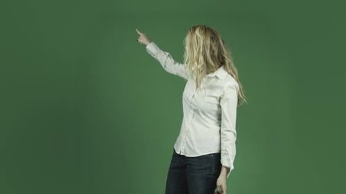 kaukasische Frau isoliert auf einem Chroma-Greenscreen-Hintergrund und zeigt verärgert