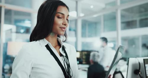 Visage, femme et développeur avec un ordinateur portable au bureau pour la recherche, la programmation et la mise à jour logicielle