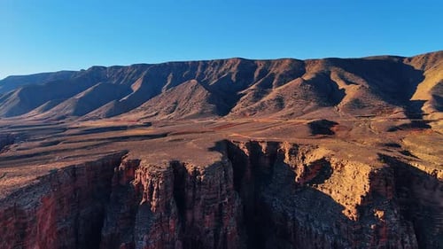Verlassene Ebene mit Felsen und Schluchten. Karge Landschaft des Marble Canyon