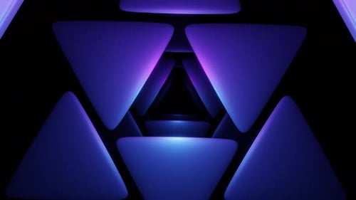 Animation de tunnels de triangles illuminés en dégradé violet et bleu