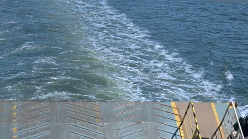vista al mar desde la cubierta de un barco en movimiento