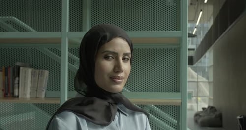 Retrato de mujer de Oriente Medio en la oficina con hijab
