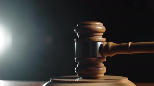 Golpear el mazo de un juez en cámara lenta