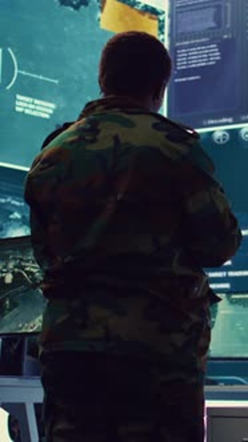 Vidéo verticale Une brigadière générale recueille des rapports de renseignement sur grand écran