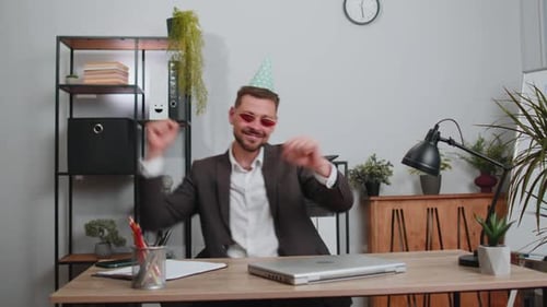 Happy Business Man Dancing Victory Dance feiert Beginn des Wochenendes, Feiertagserfolg, Sieg im Büro
