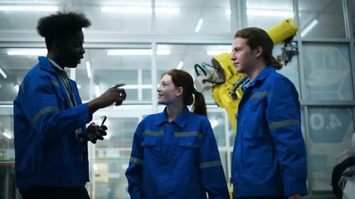 Un groupe d'ingénieurs en robotique travaillant sur la programmation et la manipulation de la main d'un robot