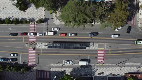 Prise de
vue aérienne à un arrêt de bus. Circulation dans la ville. Bus circulant sur la ligne de bus
