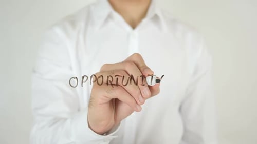 Oportunidad, escrita en vidrio