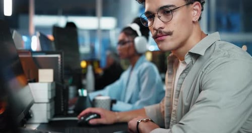 Computadora, lectura y sonrisa de un programador en la oficina como diseñador gráfico de software