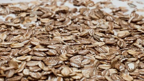 Floçons d'avoine crus jetés dans du yogourt naturel pour un petit déjeuner sain Gros plan