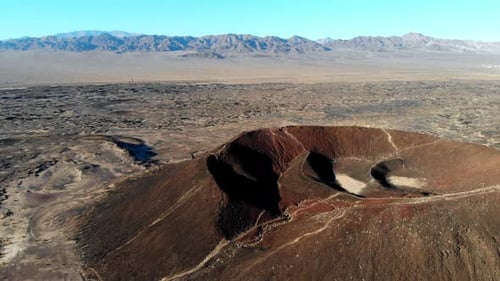 Luftaufnahmen, die über den Amboy-Krater fliegen. Der Amboy-Krater ist seit langem ausgestorben und ein Schlackenkegelvulkan