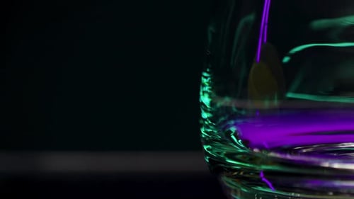 Primer plano de un cristal transparente vacío con el reflejo de las luces