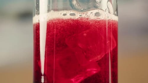 Öffnen von Limonaden- oder Bierdosen, Nahaufnahme einer Dose, Öffnen mit der Lasche, Bewässerung, Erfrischung, von Hand öffnen
