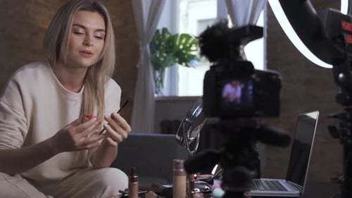 Una bloguera de belleza está haciendo un Vídeo para sus Seguidores