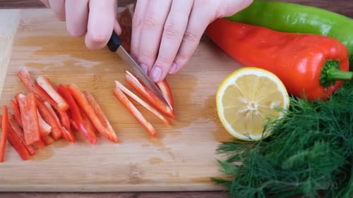 Julienne-Cutting mit rotem Pfeffer