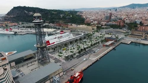 Una impresionante vista aérea del puerto de Barcelona y del icónico paisaje de torres