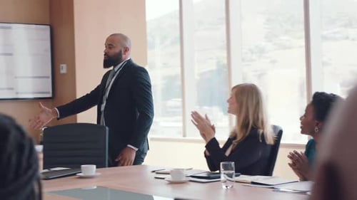 Aperto de mão, aplausos e empresário em reunião para boas-vindas, parabéns ou agradecimento no cliente