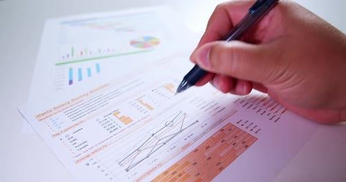 Männliche Hände mit Stiftfüllung auf Papieren. Nahaufnahme der Hände eines Geschäftsmannes mit Stift bei der Arbeit am Schreibtisch
