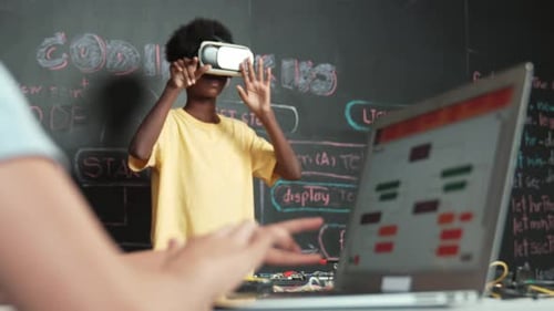 Nahaufnahme eines Handcodierprogramms für Schulmädchen, während die Schülerin VR verwendet. Erbauung
