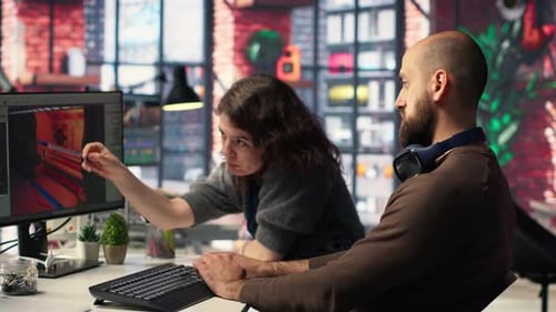 Un homme et une femme travaillent avec une application générée par l'IA pour développer un vaisseau spatial futuriste