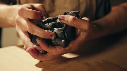 Woman Potter travaille avec de l'argile lors d'une master class sur le processus de travail en studio dans Ceramic Workshop Potter