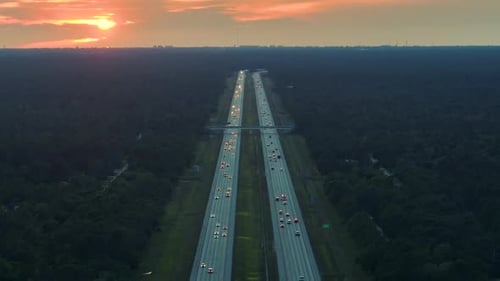 Vue de dessus de l'autoroute américaine I-75 très fréquentée en Floride avec circulation rapide sur l'Interstate Sunset