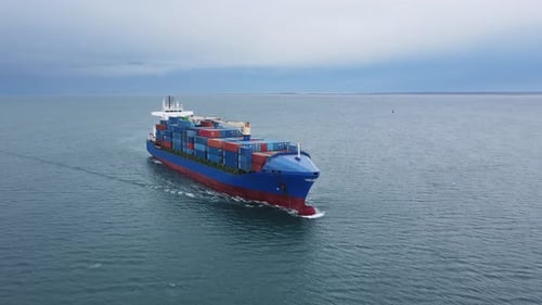 Frachtcontainerschiff, das zum Hafen fährt