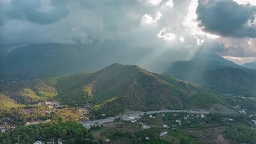 Rayons de soleil à travers les nuages