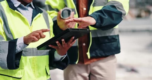 Des personnes, des mains et des ingénieurs civils avec une tablette ou un plan pour la planification de l'architecture