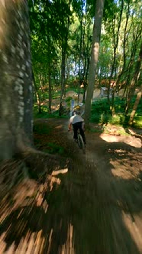 Saut à vélo sur une rampe