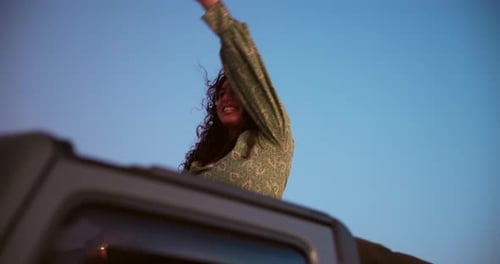 Reisen, Freiheit und Frau mit Feier im Auto für Urlaub, frische Luft oder Sommerreise