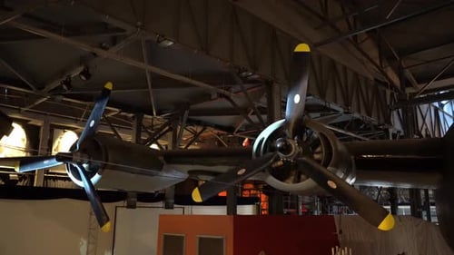 Hélices de aviones en el hangar