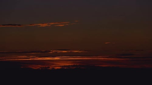 Brillanter goldener Wüstensonnenaufgang mit Wolken Zeitraffer