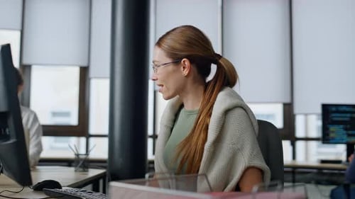 Glücklicher Entwickler tippt Computer in Startup-Firma lächelnde Programmiererin bei der Arbeit
