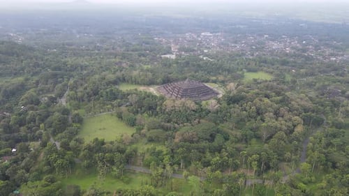 Vue aérienne du temple de Borobudur à Java, en Indonésie. Prise de vue panoramique avec vue sur la forêt.